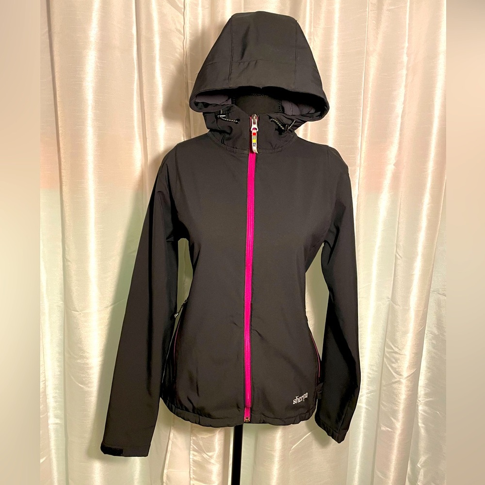 Sherpa Womens Jacket Size Medium in Black with Pink Zippers.